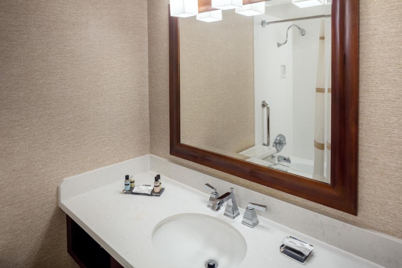 Отель Indianapolis Marriott East Экстерьер фото
