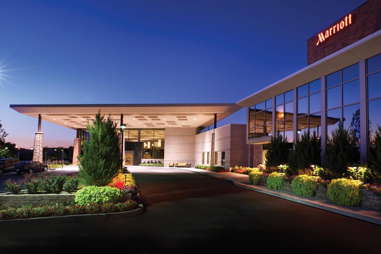 Отель Indianapolis Marriott East Экстерьер фото