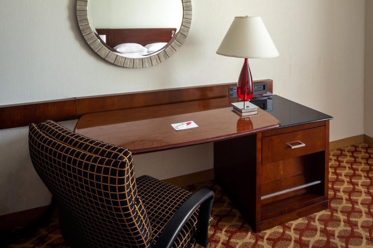 Отель Indianapolis Marriott East Экстерьер фото