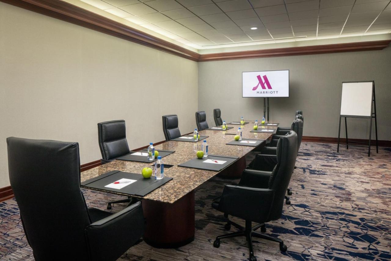 Отель Indianapolis Marriott East Экстерьер фото