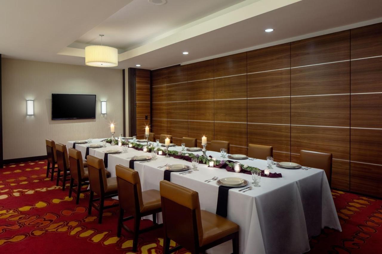 Отель Indianapolis Marriott East Экстерьер фото