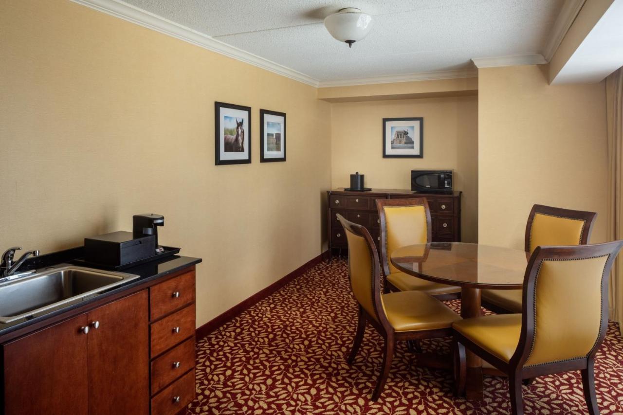 Отель Indianapolis Marriott East Экстерьер фото
