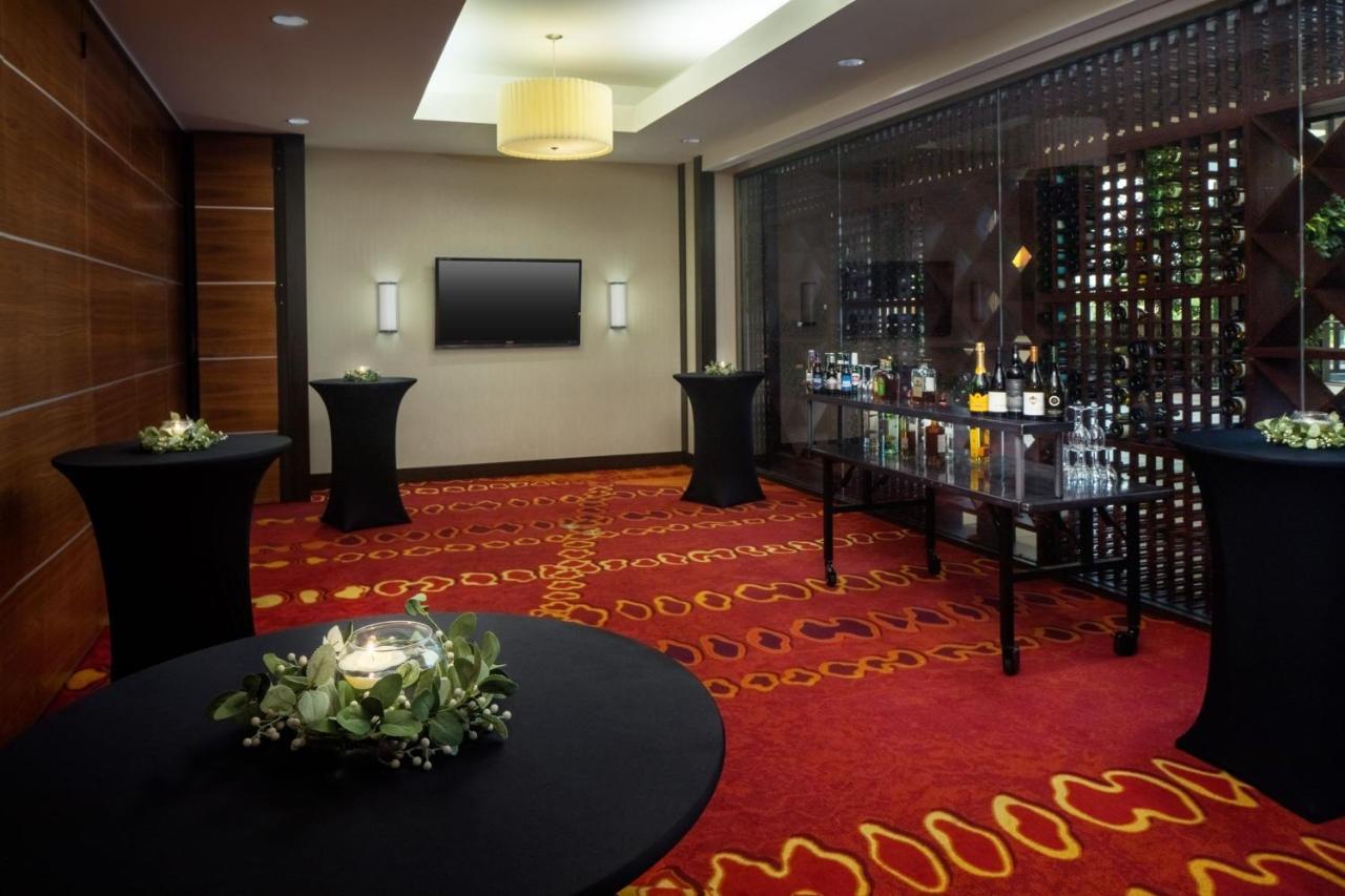 Отель Indianapolis Marriott East Экстерьер фото