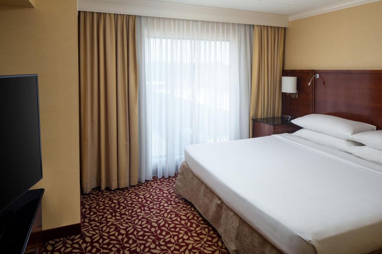 Отель Indianapolis Marriott East Экстерьер фото
