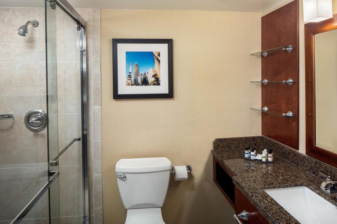 Отель Indianapolis Marriott East Экстерьер фото