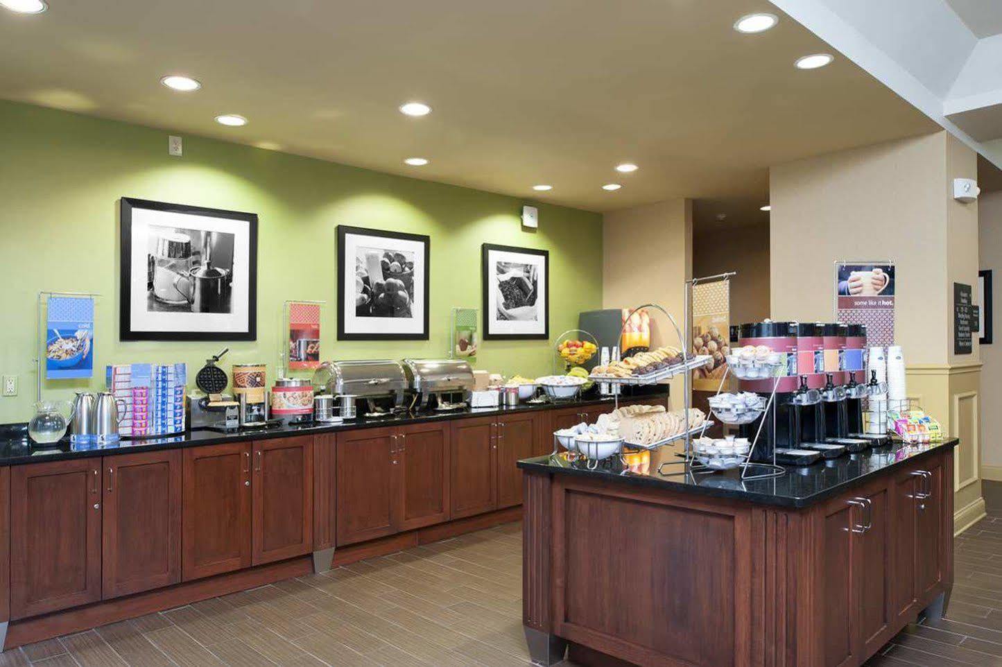 Отель Indianapolis Marriott East Экстерьер фото