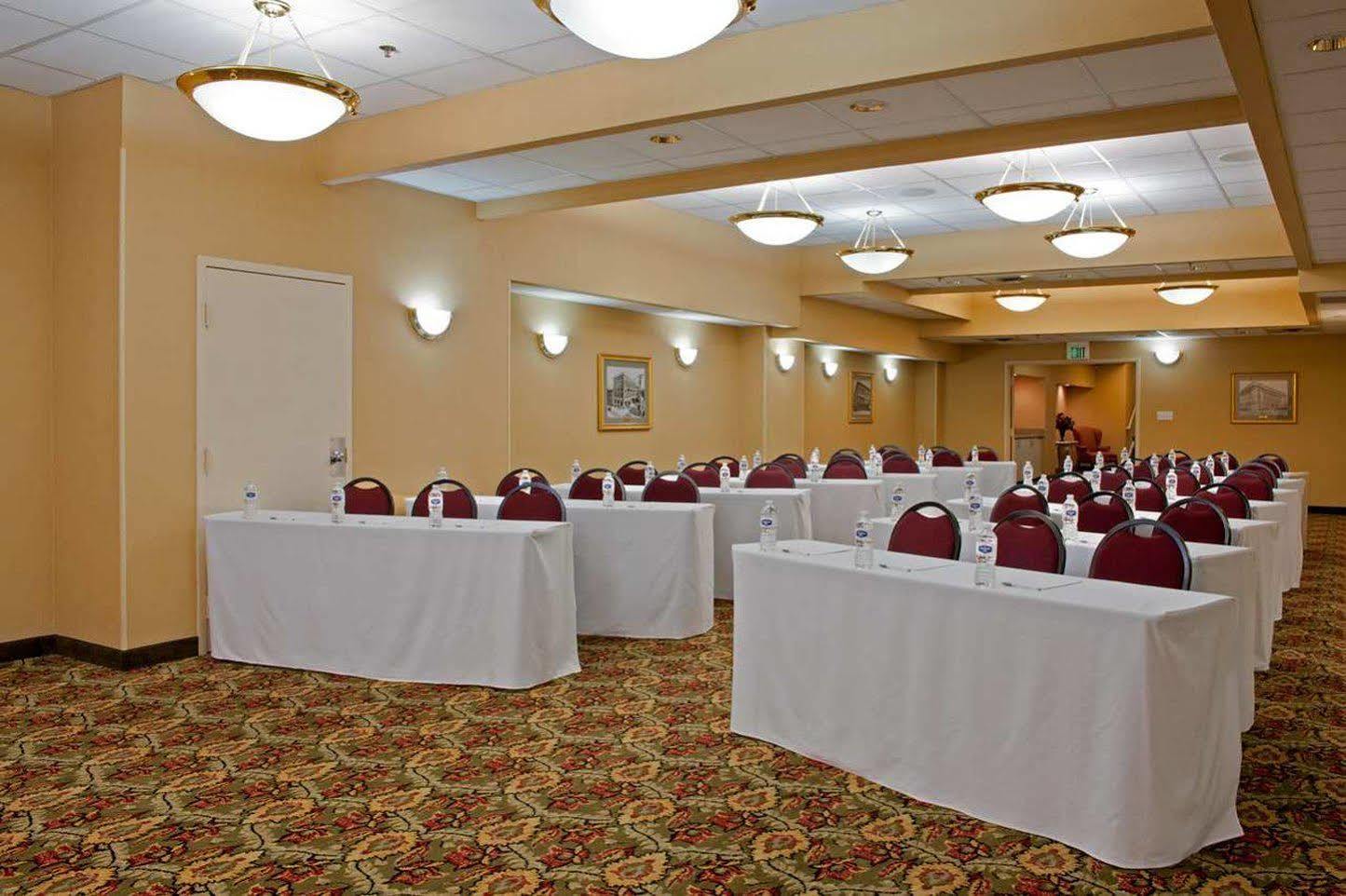 Отель Indianapolis Marriott East Экстерьер фото