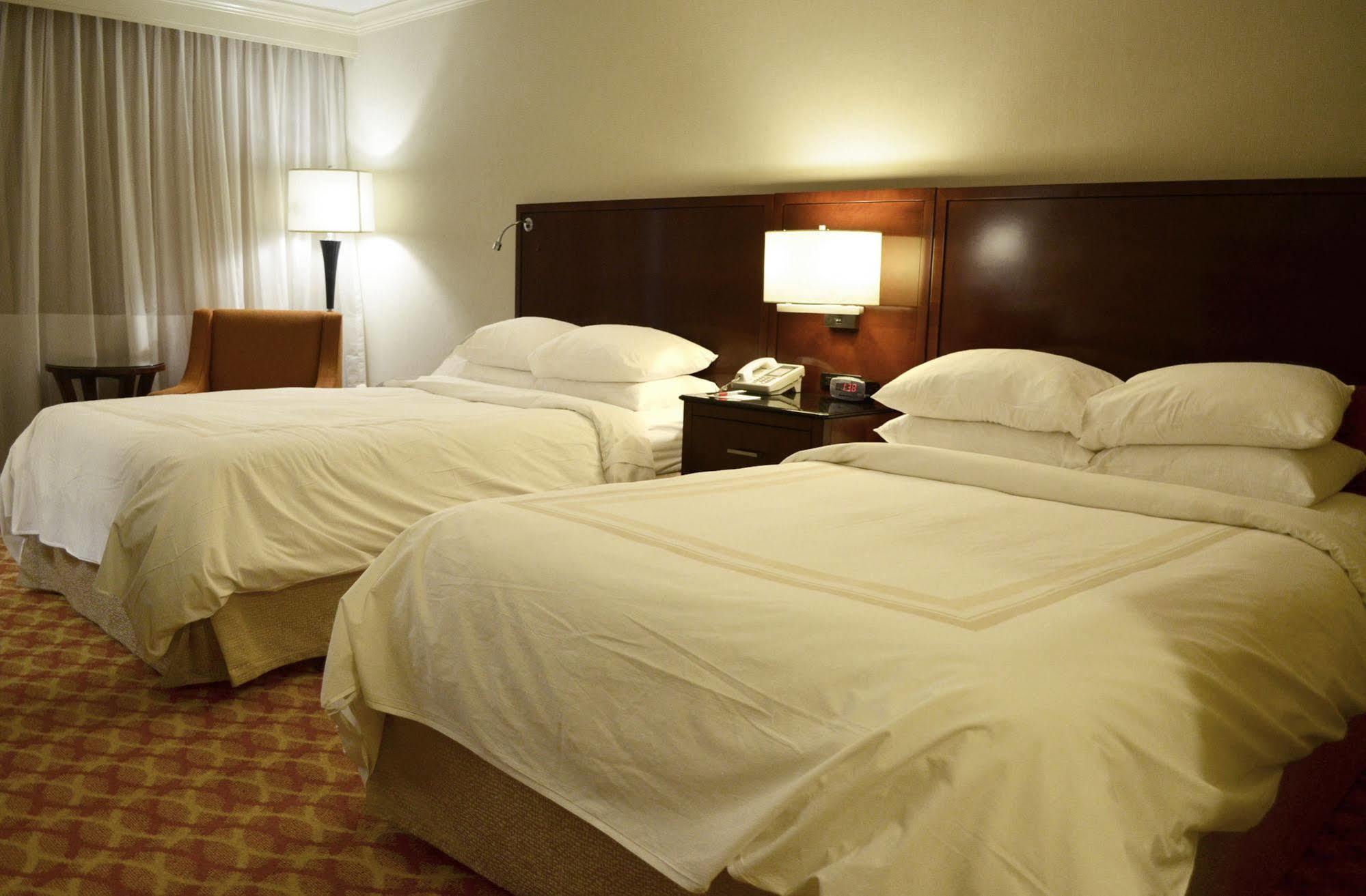 Отель Indianapolis Marriott East Экстерьер фото