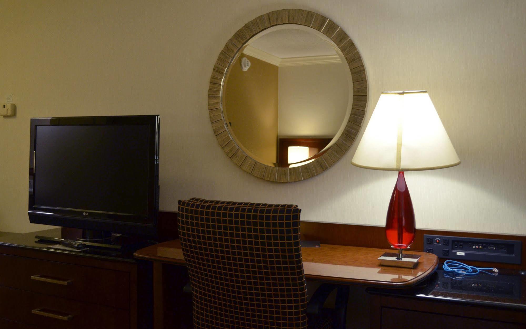 Отель Indianapolis Marriott East Экстерьер фото